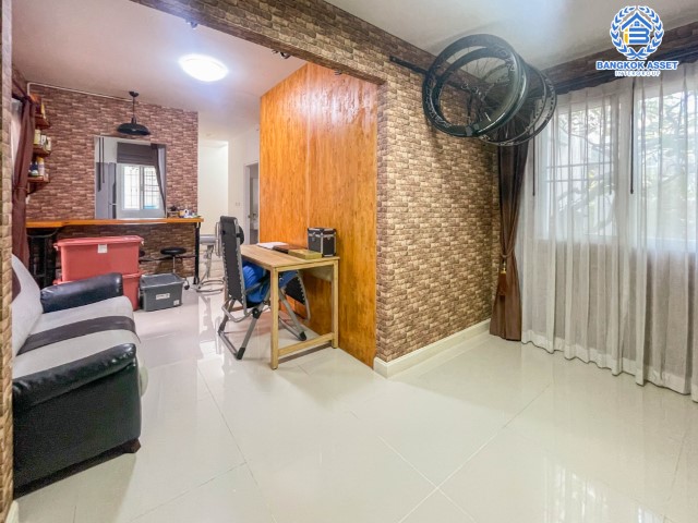 *****บ้านแฝดมือสองย่านนนทบุรี ม. แกรนด์พลีโน่ รัตนาธิเบศร์ หลังมุม บ้านสวย พร้อมเข้าอยู่ บนเนื้อที่กว่า 36.7 ตร.ว. 3 ห้องนอน 2 ห้องน้ำ 2 ที่จอดรถ พร้อมแถมแอร์ 4 เครื่องและที่ดูดควันจากเตา 1 เครื่อง บนทำเลที่เชื่อมต่อถนนชัยพฤกษ์, ถนนรัตนาธิเบศร์, ถนนนครอินทร์ เดินทางสะดวก ใกล้รถไฟฟ้า "สถานีบางพลู"